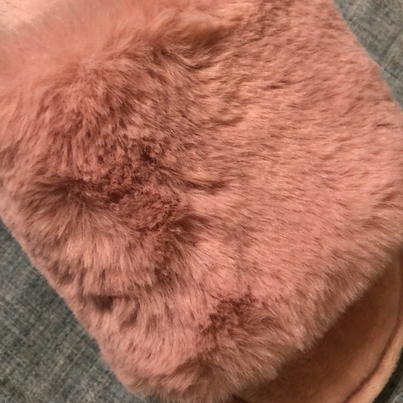 Gorgeously sexy bedroom slippers in blush pink.  Slippers by SNUGLEAVES.  Size 8 - Picture 5 of 8
